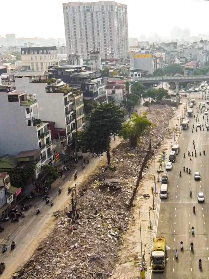 Từ trên cao, phần đất giữa Vành đai 1 và đường La Thành hiện rõ hơn sau quá trình giải phóng mặt bằng. Các khoảng trống xuất hiện liên tiếp, trong khi một số công trình vẫn đang được tháo dỡ.