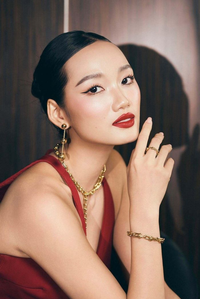 Không chỉ hoạt động trên sàn diễn, cô còn đảm nhận vai trò huấn luyện viên tại Model Kid Vietnam, chia sẻ kinh nghiệm và hướng dẫn các người mẫu nhí.