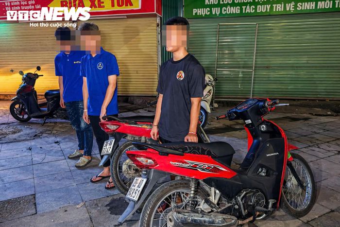 Trong quá trình làm nhiệm vụ, lực lượng CSGT tập trung kiểm tra nhóm thanh thiếu niên điều khiển mô tô, xe gắn máy có các biểu hiện vi phạm như không đội mũ bảo hiểm, chở quá số người, lạng lách, đánh võng hoặc tự ý thay đổi kết cấu, đặc tính phương tiện.