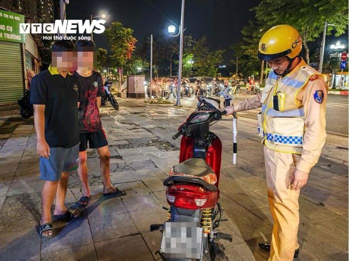 Một trong số đó là N.V.V. (19 tuổi, trú tại Hà Nội), điều khiển chiếc xe đã độ pô, phát ra tiếng lớn. Qua kiểm tra, CSGT phát hiện biển kiểm soát gắn trên xe là biển giả, người điều khiển không có giấy phép lái xe.