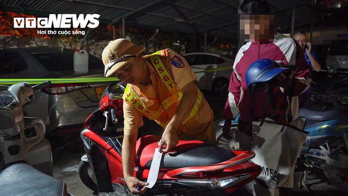 Từ 21h ngày 2/10 đến 0h30 ngày 3/10, các tổ công tác đã phát hiện và xử lý 24 trường hợp thanh thiếu niên vi phạm giao thông. Trong số này có 15 trường hợp không đội mũ bảo hiểm, 5 trường hợp chở quá số người quy định, 2 trường hợp vi phạm nồng độ cồn, 1 trường hợp sử dụng xe có biển kiểm soát nghi là giả, 1 trường hợp tự ý thay đổi đặc tính của xe bằng cách độ pô.