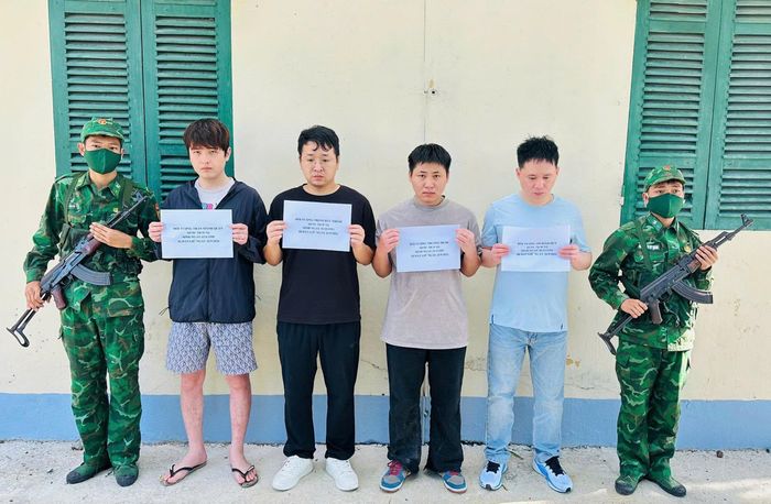 4 người Trung Quốc được bàn giao cho Phòng Quản lý xuất nhập cảnh Công an tỉnh Quảng Trị để xử lý theo quy định.