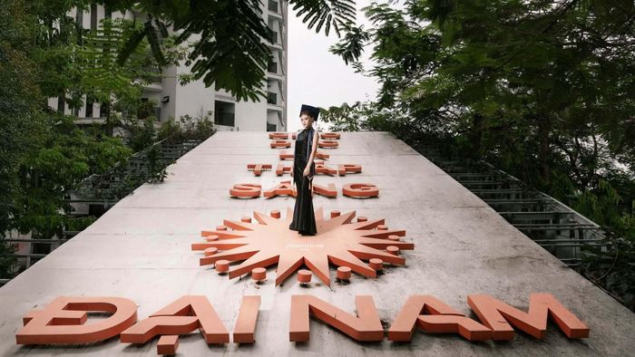 Bộ ảnh kỷ yếu của nữ sinh viên Đại học Đại Nam có góc chụp rất độc đáo.
