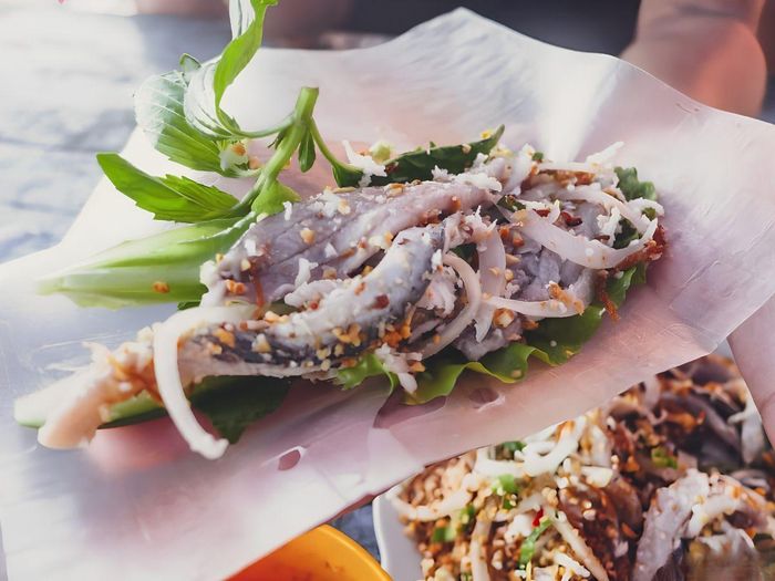 Gỏi cá trích cuốn bánh tráng là một trong những món ăn đặc trưng của Phú Quốc. (Nguồn: Sưu tầm)