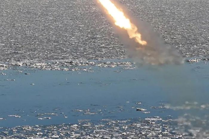 Tên lửa bay trên vùng biển ngoài khơi phía tây bán đảo Triều Tiên. (Ảnh: Reuters)