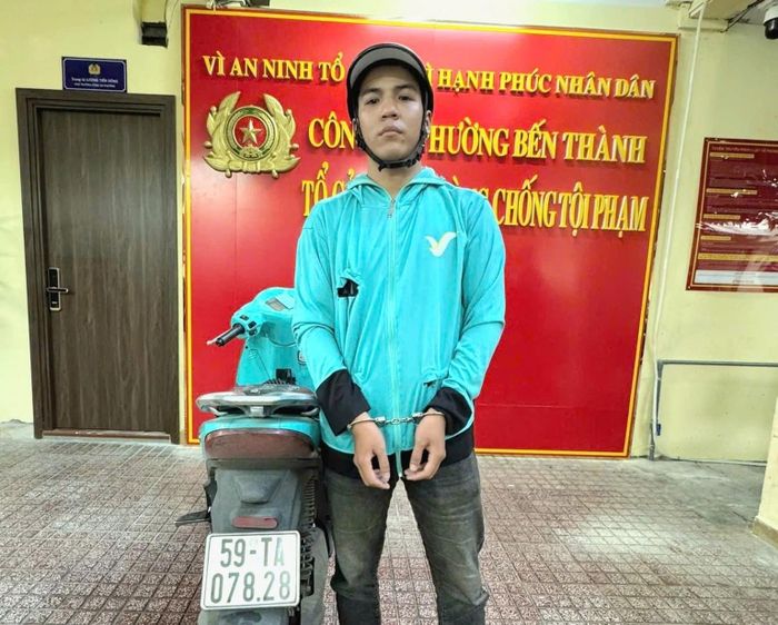 Việt bị tạm giữ để điều tra về hành vi cướp giật tài sản. (Ảnh: Công an phường Bến Thành)