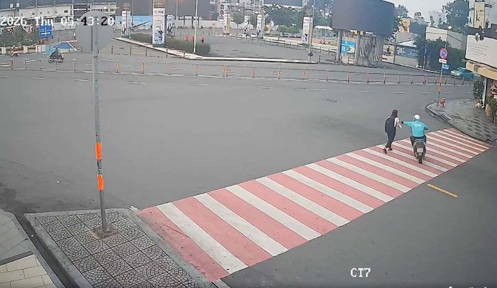 Camera ghi lại hình ảnh Việt lái xe máy áp sát rồi giật chiếc điện thoại của nữ du khách.