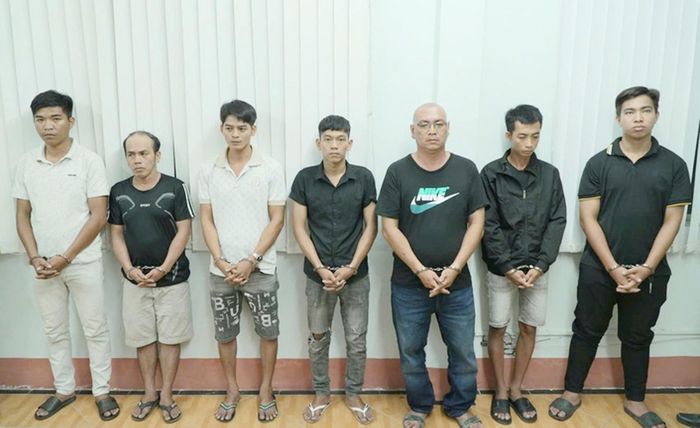 Chủ trại hòm Nhật Tâm (thứ 3 từ phải qua) bị bắt cùng 6 đồng phạm. (Ảnh: Đức Trung)
