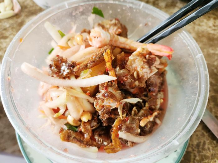 Mỗi phần gỏi Thái giá 70.000 đồng đang “cháy hàng”. (Ảnh: Duy Khang)