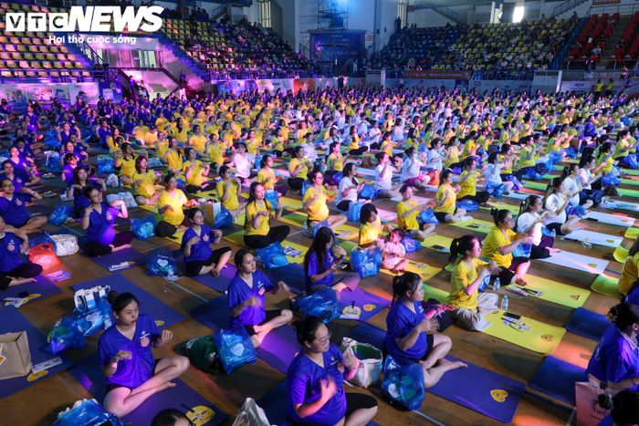 Sáng 3/10, tại Cung Thể thao Quần Ngựa (Hà Nội), gần 800 mẹ bầu đồng diễn yoga trong khuôn khổ Festival Mẹ bầu & Em bé 2026. Sự kiện lan tỏa thông điệp về thai kỳ khỏe mạnh, hạnh phúc.