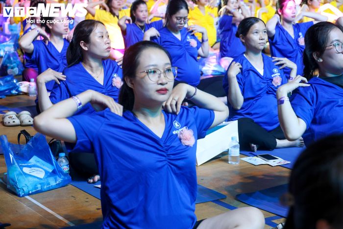 Chị Trần Thanh (sống tại Hà Nội) chia sẻ, đây là lần đầu tiên chị tham gia chương trình đông bà bầu như vậy: “Bình thường ở nhà tôi tập yoga vài buổi mỗi tuần, thấy cơ thể khỏe hơn, đỡ mỏi và tinh thần cũng tốt hơn. Với mẹ bầu thì hiệu quả càng rõ rệt. Tôi tham gia đồng diễn để lan tỏa tinh thần sống khỏe đến các mẹ đang mang bầu khác”.