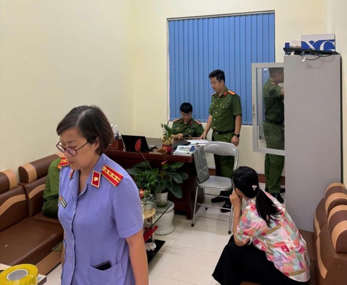 Lực lượng chức năng khám xét tại Trung tâm tài nguyên môi trường. (Ảnh: Công an Lạng Sơn)