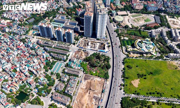 Sau nhiều năm khai thác, lượng phương tiện trên tuyến tăng nhanh. Vành đai 3 trên cao thường xuyên ùn tắc, nhất là vào giờ cao điểm. Theo Cục CSGT, lưu lượng phương tiện trên cầu Thanh Trì và tuyến Vành đai 3 trên cao vào thời điểm cao điểm, ngày cao điểm khoảng 122.000 xe/ngày đêm, cao gấp hơn 8 lần lưu lượng thiết kế.
