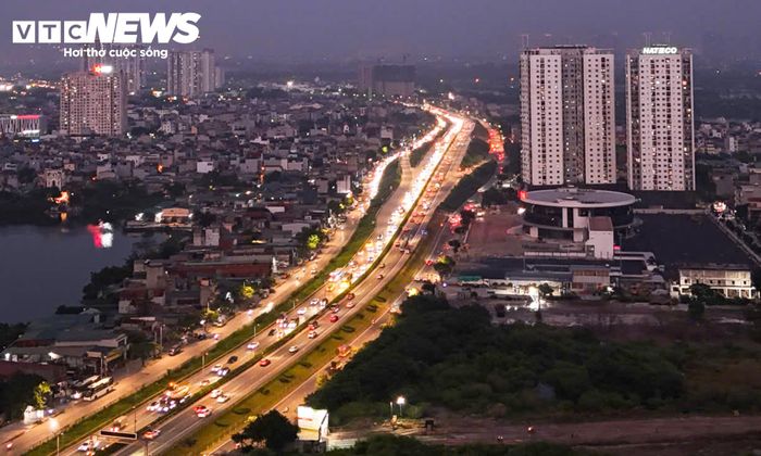 Buổi tối, vành đai 3 trên cao cũng có lúc ùn tắc ở cả hai chiều. Chỉ một vụ va chạm hoặc phương tiện gặp sự cố chưa được giải tỏa kịp thời có thể khiến dòng xe phía sau bị dồn lại trên một đoạn đường dài.