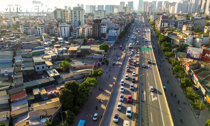 Vành đai 3 trên cao giữ vai trò kết nối quan trọng trong mạng lưới giao thông Hà Nội, liên kết khu vực phía bắc, phía nam và các trục đường lớn của thành phố. Tuyến giúp phân bổ dòng xe giữa các hướng, kết nối với cầu Thăng Long, cầu Thanh Trì cùng nhiều tuyến quốc lộ, cao tốc và đường đô thị.