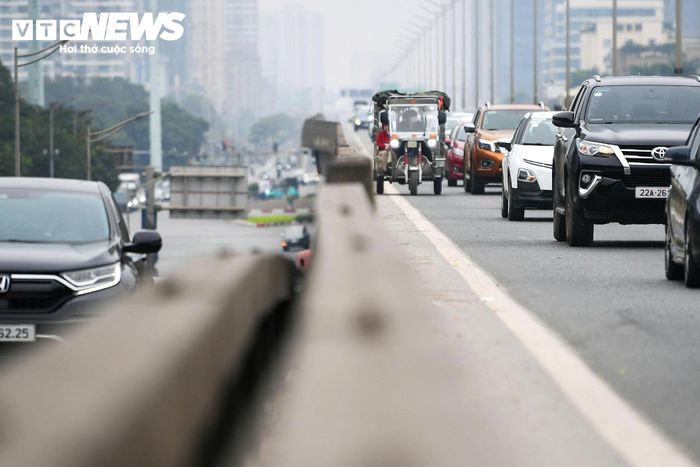Vành đai 3 trên cao cũng ghi nhận xe ba bánh, xe máy đi vào tuyến. Trong khi đó, đây là tuyến có mật độ ô tô lớn, nên mỗi phương tiện dừng hoặc di chuyển không đúng phần đường đều có thể ảnh hưởng đến dòng xe chung.