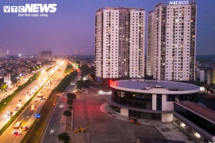 Trong bối cảnh đó, Cục CSGT đề nghị Sở Xây dựng Hà Nội chủ trì, phối hợp với các cơ quan, đơn vị liên quan nghiên cứu, điều chỉnh phương án tổ chức giao thông trên tuyến. Một trong những đề xuất đáng chú ý là bỏ làn dừng khẩn cấp để tăng không gian dành cho xe chạy. Theo phương án này, Vành đai 3 trên cao có thể được tổ chức thành 3 làn xe mỗi chiều thay vì 2 làn xe chạy và một làn dừng khẩn cấp như hiện nay.