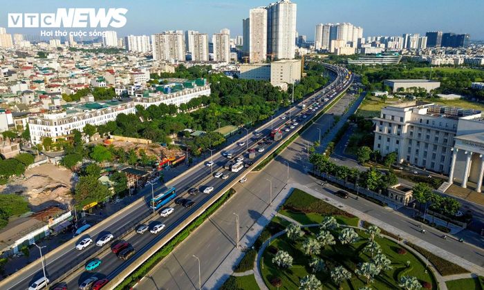 Tình trạng ùn ứ xuất hiện ở nhiều thời điểm trong ngày, không chỉ vào buổi sáng hoặc cuối giờ chiều. Những ngày cuối tuần, nghỉ lễ, lượng xe tăng cao càng khiến tuyến đường chịu áp lực lớn.