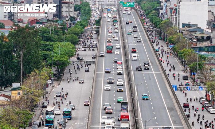 Đề xuất này đang nhận được sự quan tâm bởi làn dừng khẩn cấp vốn dành cho các phương tiện gặp sự cố và phục vụ việc tiếp cận hiện trường của lực lượng chức năng. Anh Trọng Phú, người thường xuyên di chuyển qua Vành đai 3 trên cao, cho rằng nếu có thêm một làn xe, việc đi lại vào thời điểm đông phương tiện có thể thuận lợi hơn. Tuy nhiên, anh cho rằng cần tính kỹ phương án xử lý khi xảy ra sự cố. “Nếu bỏ làn khẩn cấp thì xe hỏng hoặc gặp tai nạn sẽ phải dừng trên làn xe chạy. Khi đó, xe cứu thương, cứu hộ cũng khó tiếp cận nếu không có phương án thay thế”, anh Phú nói.