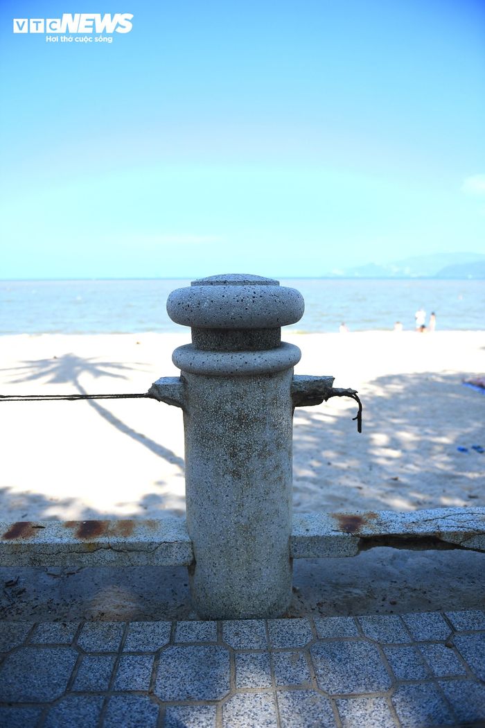 Nha Trang có bãi biển dài, đẹp, nước biển xanh và êm thu hút rất nhiều du khách. Ông Lê Anh Đức (du khách tỉnh Nghệ An) chia sẻ: “Tôi mong rằng chính quyền địa phương các cấp có biện pháp khắc phục để trả lại cảnh quan xanh sạch đẹp”.