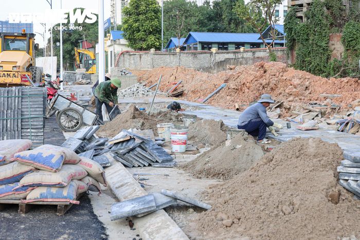 Công nhân vẫn làm việc tại nhiều vị trí, tập trung vào phần vỉa hè, dải phân cách và các hạng mục phục vụ tổ chức giao thông.
