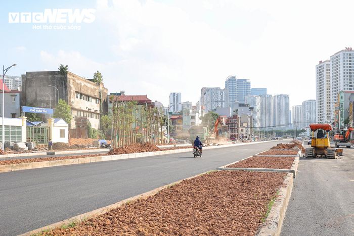 Một số vị trí đã được bổ sung đất và trồng cây xanh, những đoạn còn lại đang được khẩn trương thi công để hoàn chỉnh cảnh quan.