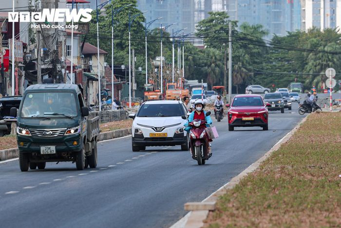 Các phương tiện có thể lưu thông trên tuyến, trong khi nhiều hạng mục vẫn đang được hoàn thiện.