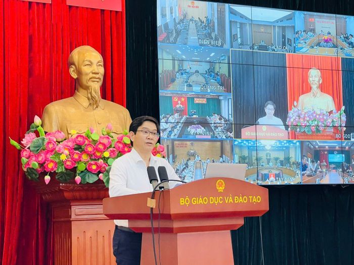 Vụ trưởng Vụ Giáo dục Phổ thông Thái Văn Tài báo cáo tại hội nghị ngày 2/10.