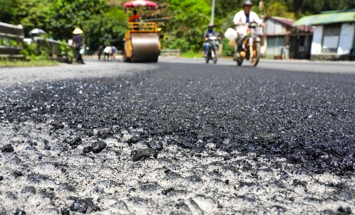 Sau khi trải đá, lu lèn, các ổ gà trên đường đã bằng phẳng trở lại.