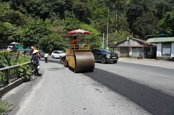 Dự kiến việc thi công khắc phục tình trạng xuống cấp trên tuyến đèo Bảo Lộc kéo dài trong vài ngày tới và sẽ hoàn thành trước ngày 10/10 để các phương tiện đi lại an toàn.