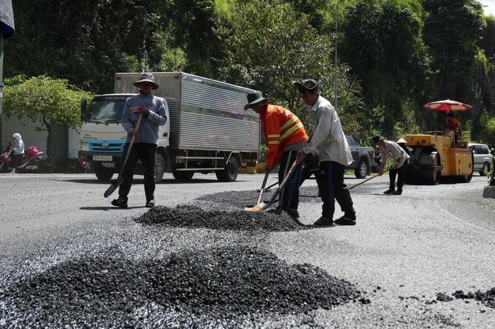 Theo ghi nhận trong sáng cùng ngày, hàng chục công nhân cùng nhiều thiết bị cơ giới được huy động để dặm vá, thảm nhựa tại các đoạn đèo Bảo Lộc đã bị bong tróc, lún lõm, tạo thành những “ổ gà” dày đặc trên mặt đường. Tranh thủ lúc thời tiết nắng ráo, thuận lợi, các tốp công nhân thi công theo kiểu cuốn chiếu, tới đâu hoàn thiện tới đó.