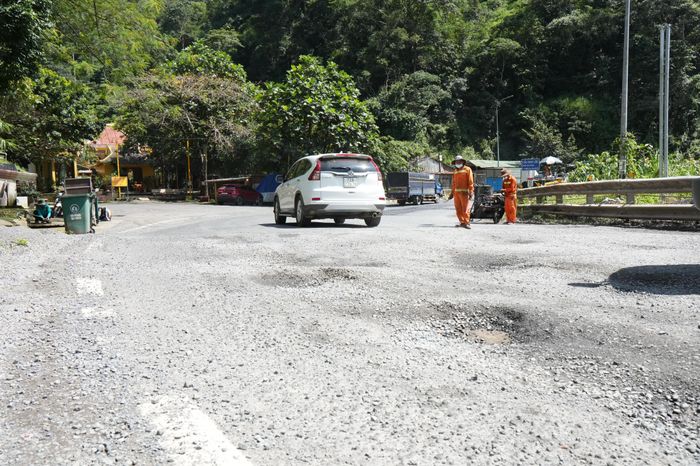 Có tổng cộng 17 điểm hư hỏng trên đèo Bảo Lộc được sửa chữa để đảm bảo an toàn cho các phương tiện đi lại.