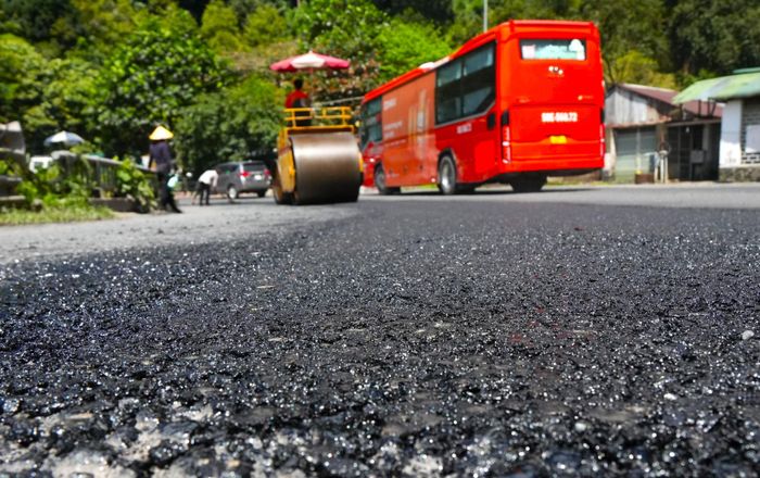 Đối với những vị trí rạn nứt nặng, nứt mái rùa, nứt lưới, ổ gà, ổ voi cục bộ và hằn lún do vệt bánh xe, đơn vị thực hiện tương tự nhưng thảm trả bằng bê tông nhựa chặt 19 dày 7cm. Các vị trí sửa chữa đều sử dụng phụ gia kháng hằn lún. Theo ông Quân, việc sửa chữa dự kiến kéo dài hơn 10 ngày. Tuy nhiên, nhờ thời tiết thuận lợi và sự hỗ trợ của Công ty Đầu tư Xây dựng 886 Thành Nam, công tác khắc phục hoàn thành sớm hơn dự kiến, góp phần bảo đảm an toàn cho người và phương tiện qua đèo.