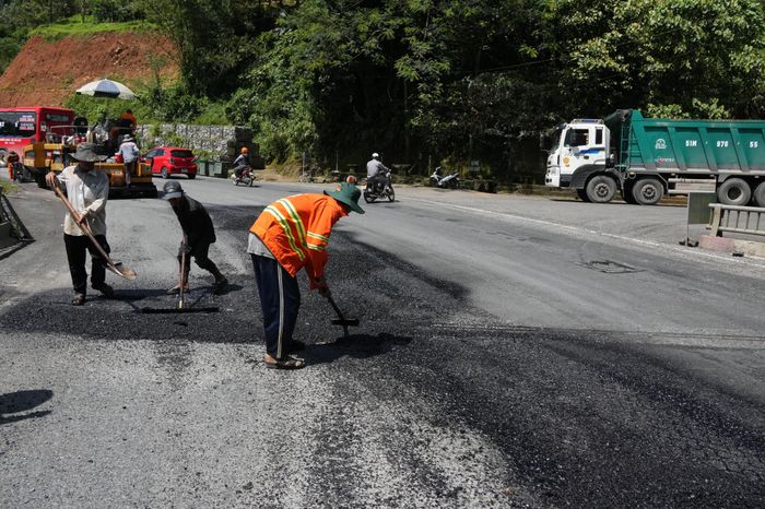 Đại diện Công ty Cổ phần Xây dựng 676 cho biết, có 17 điểm trên đèo Bảo Lộc bị bong tróc, sụt lún, xuất hiện ổ gà, ổ trâu đã được sửa chữa, thảm nhựa hoàn thành. Tại các vị trí hư hỏng, đơn vị tiến hành cào bóc lớp bê tông nhựa, tưới dính bằng nhũ tương phân tách nhanh rồi thảm trả mặt đường bằng bê tông nhựa chặt 16.