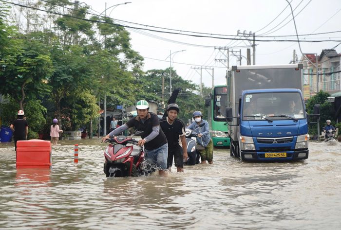 TP.HCM còn 159 điểm ngập, trong đó khoảng 57 điểm ngập nặng trên 30cm, ngập kéo dài.