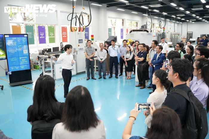 Các doanh nghiệp, chuyên gia,... tham quan các trung tâm nghiên cứu tại Trường Đại học Quốc tế Miền Đông, tăng cường liên kết “ba nhà”. (Ảnh: Ngọc Duy)