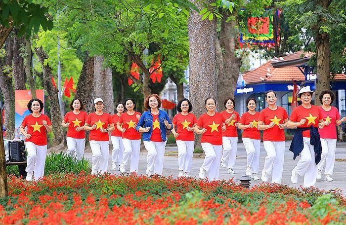 Người cao tuổi thể dục thể thao tại hồ Hoàn Kiếm. Ảnh: Quang Thái
