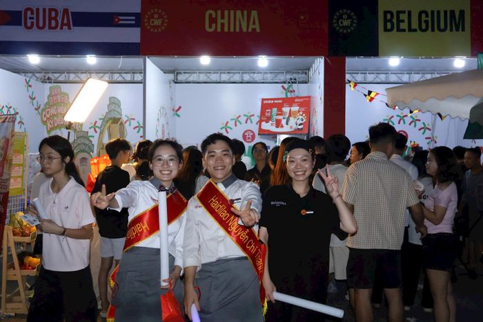 Khu vực ẩm thực thu hút đông người trẻ. Ảnh: Quỳnh Trang.