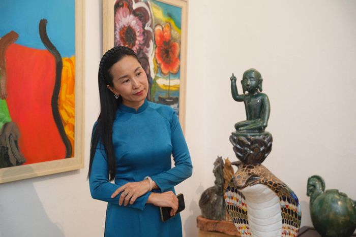 Người yêu nghệ thuật thưởng lãm các tác phẩm. Ảnh: Vân Bùi