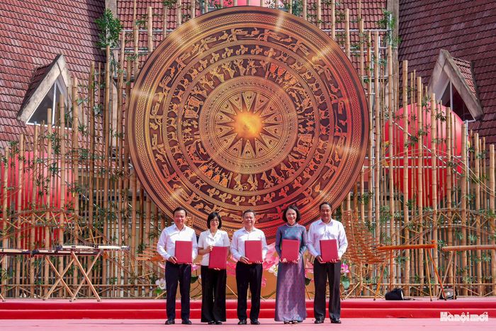 Phó Chủ tịch UBND thành phố Hà Nội Vũ Thu Hà đại diện thành phố Hà Nội ký kết Quy chế phối hợp giữa thành phố Hà Nội và các tỉnh, thành. Ảnh: Duy Khánh