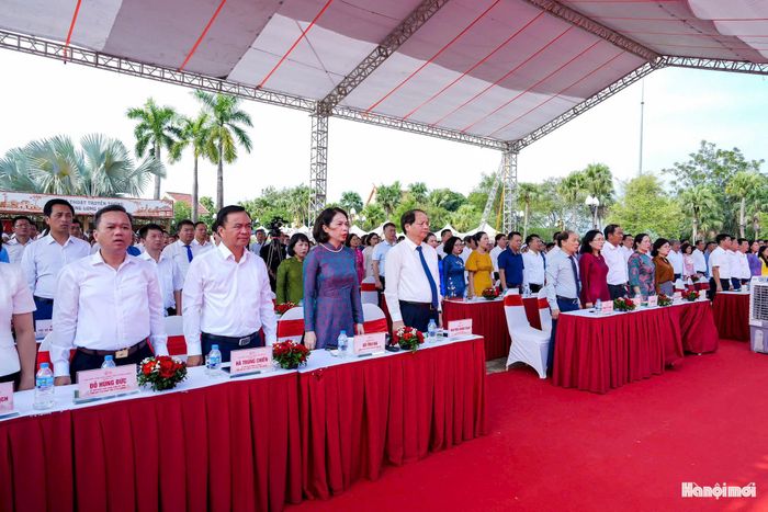 Các đại biểu làm lễ chào cờ. Ảnh: Duy Khánh