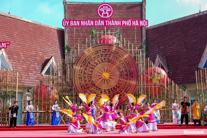 Các tiết mục được dàn dựng mang đậm màu sắc văn hoá Việt Nam. Ảnh: Duy Khánh