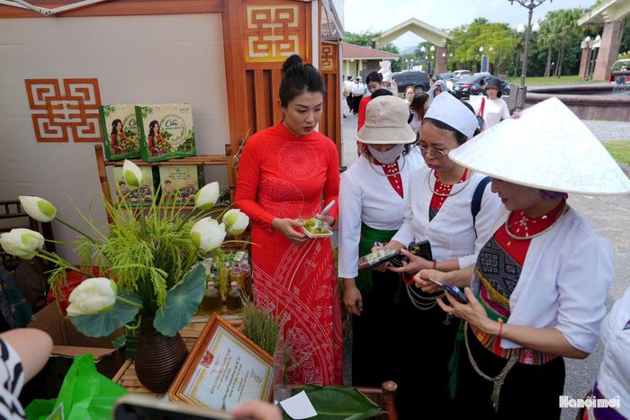 Mỗi người dân Thủ đô, mỗi gia đình tích cực tham gia các hoạt động văn hóa tại địa phương. (Ảnh: Người dân trải nghiệm các gian hàng tại được tổ chức trong khuôn khổ Lễ phát động)