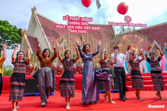 Lãnh đạo thành phố Hà Nội hoà cùng đồng bào các dân tộc trong những tiết mục nghệ thuật. Ảnh: Duy Khánh.