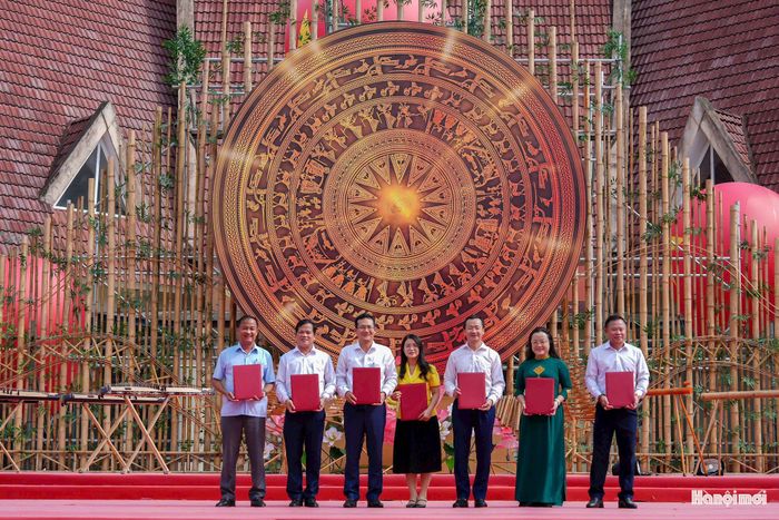Hoạt động ký kết góp phần tăng cường liên kết giữa các địa phương trong bảo tồn, phát huy giá trị văn hóa các dân tộc Việt Nam. Ảnh: Duy Khánh