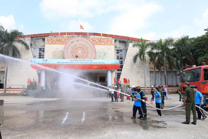 Đội Chữa cháy và CNCH khu vực 32 hướng dẫn học sinh trải nghiệm tại Trung tâm giáo dục học tập cộng đồng PCCC và CNCH. Ảnh: PV
