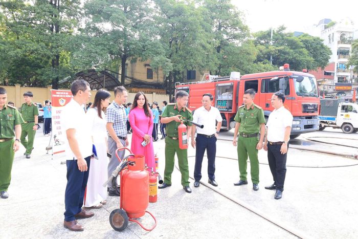 Lãnh đạo và cán bộ xã Thường Tín tham gia tập huấn kỹ năng PCCC tại buổi ra mắt Trung tâm giáo dục cộng đồng về PCCC và CNCH sáng 3-10.Ảnh: PV