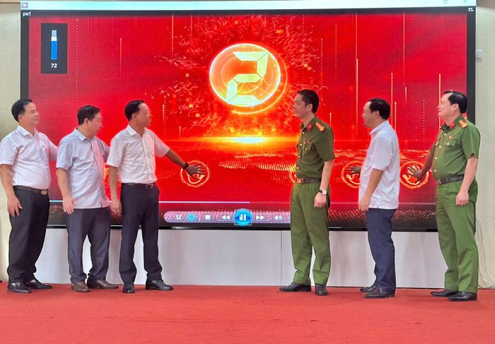 Các đại biểu nhấn nút ra mắt Trung tâm học tập cộng đồng về PCCC và CNCH tại xã Thường Tín. Ảnh: PV