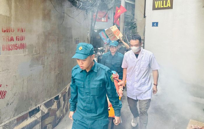 Lực lượng cứu hộ diễn tập đưa người bị nạn ra khỏi khu vực cháy. Ảnh: PV