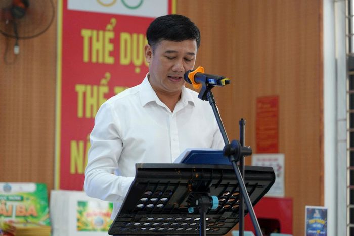 Ông Nguyễn Hữu Minh, Phó Chủ tịch UBND xã Liên Minh, phát biểu tại cuộc thi. Ảnh: Đào Thắm